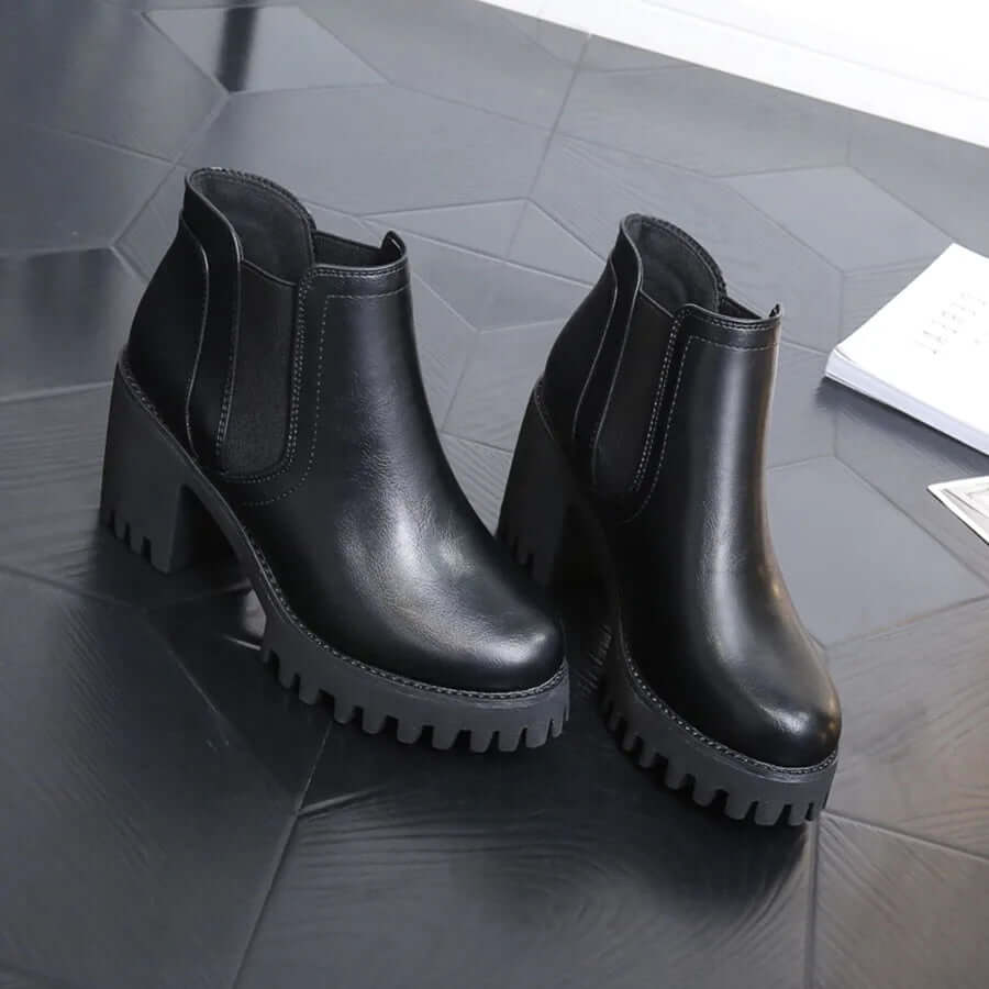 Bota Feminina de Couro Tratorada Luane