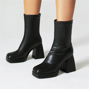 Bota Feminina de Couro Preto Clarice