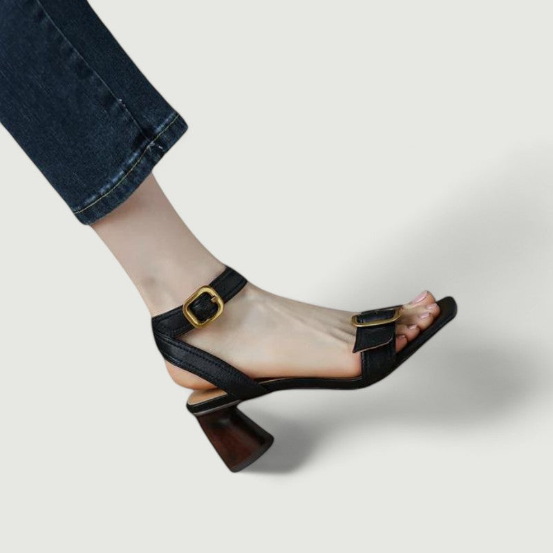 Sandália Feminina de Couro Preto Larissa