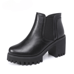 Bota Feminina de Couro Tratorada Luane