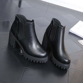 Bota Feminina de Couro Tratorada Luane